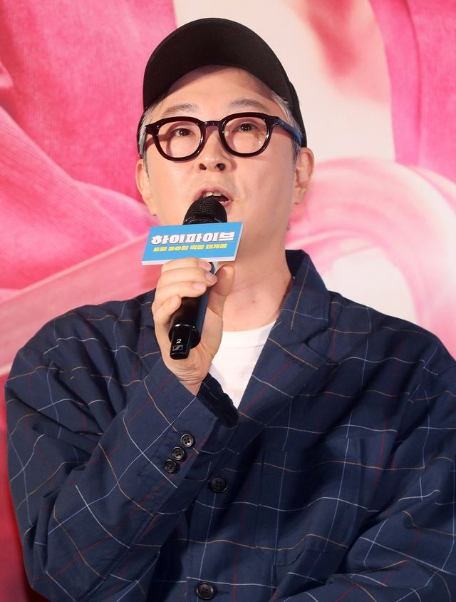 [서울=뉴시스] 김혜진 기자 = 강형철 감독이 12일 오전 서울 광진구 롯데시네마 건대입구에서 열린 영화 ‘하이파이브’(감독 강형철) 제작보고회에서 인사말을 하고 있다. ‘하이파이브’는 장기이식으로 우연히 각기 다른 초능력을 얻게 된 다섯 명이 그들의 능력을 탐하는 자들과 만나 벌어지는 이야기를 그린 코믹 액션 활극. 오는 6월 3일 개봉한다. 2025.05.12. jini@newsis.com