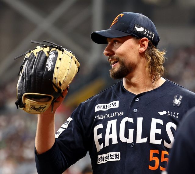 한화 와이스는 부상 대체 선수로 한국 땅을 밟았다가 정식 선수 계약을 맺은 첫 사례다. 그는 올해 9경기에서 6승1패, ERA 3.36을 기록하며 선발진의 한 축을 담당하고 있다. 뉴시스