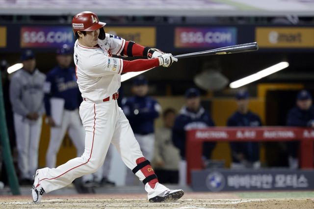 SSG&nbsp;최정이 13일 인천 NC전에서 통산 500홈런을 터트린 뒤 타구를 응시하고 있다. 인천｜뉴시스