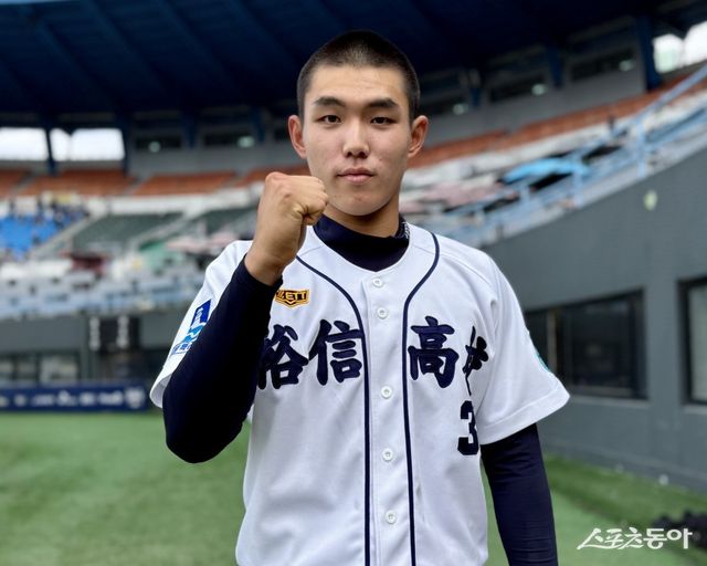 유신고 4번타자 신재인이 13일 목동구장에서 열린 청주고와 제79회 황금사자기 전국고교야구대회 겸 주말리그 왕중왕전(동아일보사·스포츠동아·대한야구소프트볼협회 공동주최) 16강전에서 11-4, 8회 콜드게임 승리로 8강 진출을 확정한 뒤 스포츠동아와 인터뷰하고 있다. 목동｜김현세 기자 kkachi@donga.com