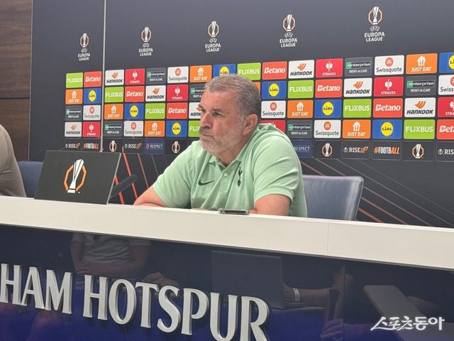 엔제 포스테코글루 토트넘 감독이 12일 영국 런던 엔필드 트레이닝센터에서 열린 기자회견에서 취재진의 질문에 답하고 있다. 스포츠동아DB