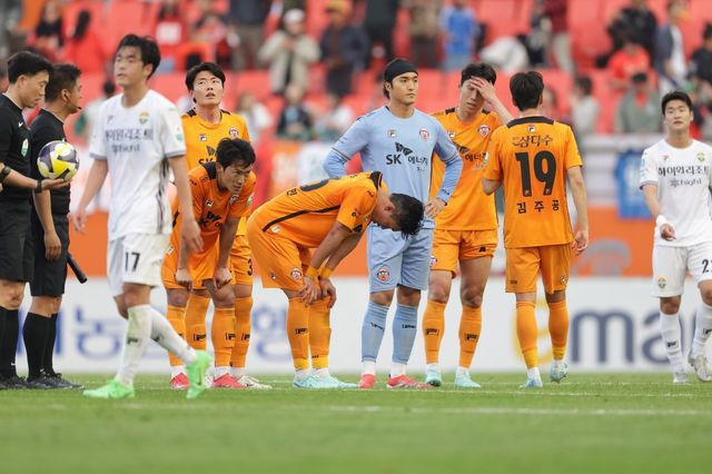 제주 선수들이 6일 제주월드컵경기장에서 열린 강원과 홈경기에서 0-3으로 패한 뒤 아쉬워하고 있다. 사진제공｜한국프로축구연맹