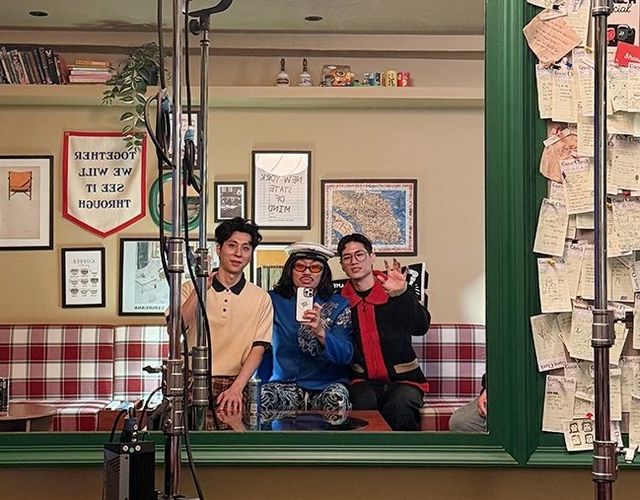 뮤직비디오에 진상 손님으로 출연한 김홍남(김경욱·가운데) 사진제공ㅣTEAM EZUZ&nbsp;&nbsp;