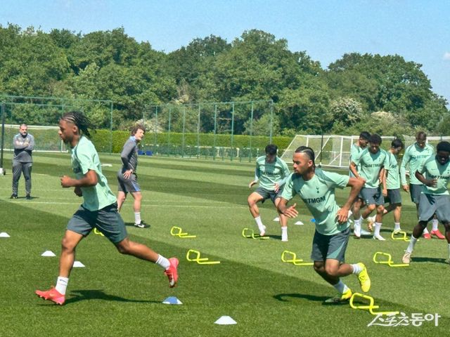 손흥민(가운데)이 12일 영국 런던 엔필드 트레이닝센터에서 훈련에 열중이다. 그는 22일 맨체스터 유나이티드와 UEL 결승을 대비해&nbsp;컨디션을&nbsp;끌어올리고 있다. 스포츠동아DB