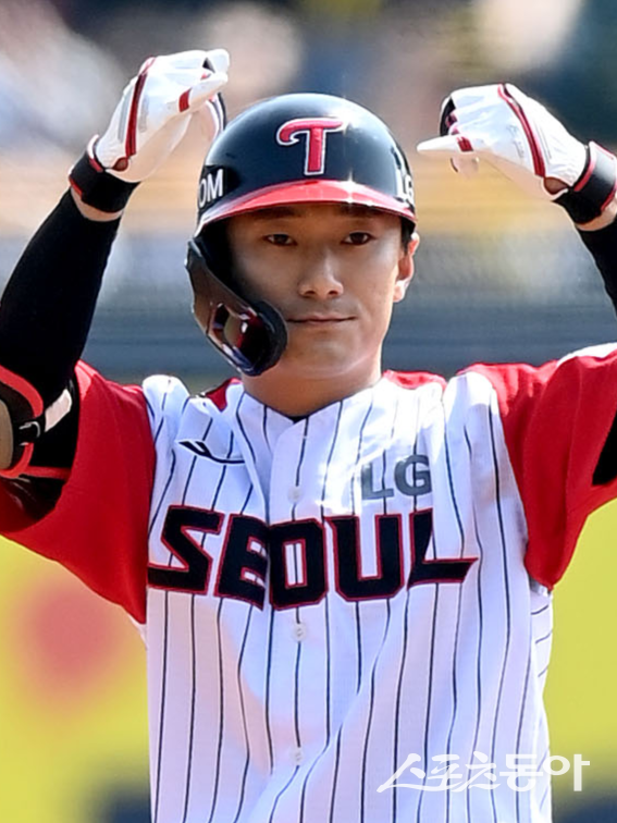 LG 주전 2루수 신민재가 12일 1군 엔트리에서 말소됐다. 선두 탈환을 노리는 LG가 센터라인 공백을 얼마나 최소화할지 관심이 쏠린다. 스포츠동아DB