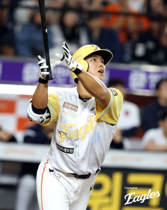 한화 최인호가 13일 대전한화생명볼파크에서 열린 두산과 홈경기 9회말 2사 1루서 3-3 동점을 만드는 극적인 동점 2점홈런을 쏘아 올리고 있다. 그러나 한화는 연장 승부 끝 패배로 13연승에 실패했다. 사진제공｜한화 이글스
