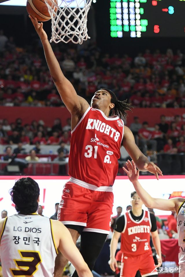 서울 SK 아이재아 힉스가 13일 잠실학생체육관에서 열린 창원 LG와 챔피언 결정전 5차전에서 레이업슛을 시도하고 있다. 사진제공&nbsp;｜KBL