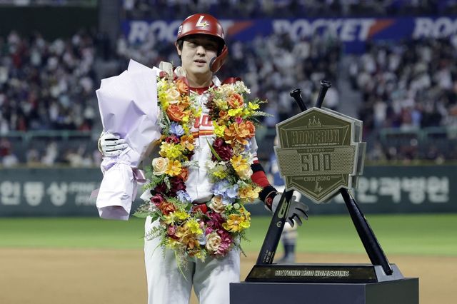 13일 인천SSG 랜더스필드에서 열린 2025 KBO리그 NC 다이노스와 SSG 랜더스의 경기, 6회말 2사 1루 상황 SSG 최정이 500호 홈런을 친 뒤 기념 트로피 앞에서 포즈를 취하고 있다. 인천｜뉴시스