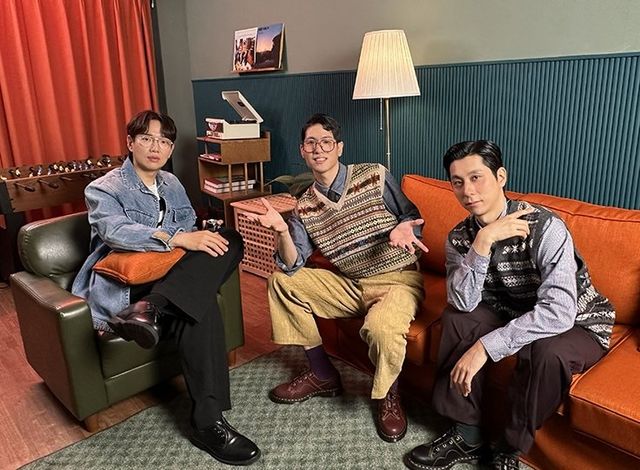 이짜나언짜나 타이틀곡 ‘돈내고 만지세요’ 뮤직비디오에 출연한 장성규(왼쪽).&nbsp; 사진제공ㅣTEAM EZUZ&nbsp;&nbsp;