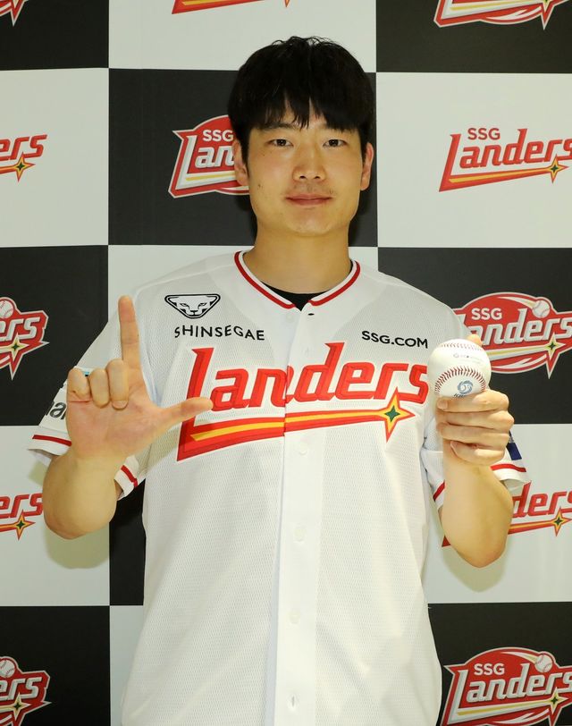 최정의 500홈런 기념구를 잡은 SSG 팬 조상현 씨. 사진제공｜SSG 랜더스