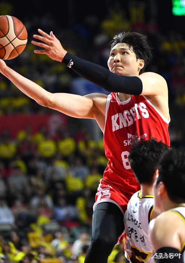 서울 SK 안영준이 13일 잠실학생체육관에서 열린 창원 LG와 챔피언 결정전 5차전에서 레이업슛을 시도하고 있다. 안영준은 21점으로 기록하는 등 공수 맹활약으로 SK의 승리를 주도했다. 사진제공 ｜KBL