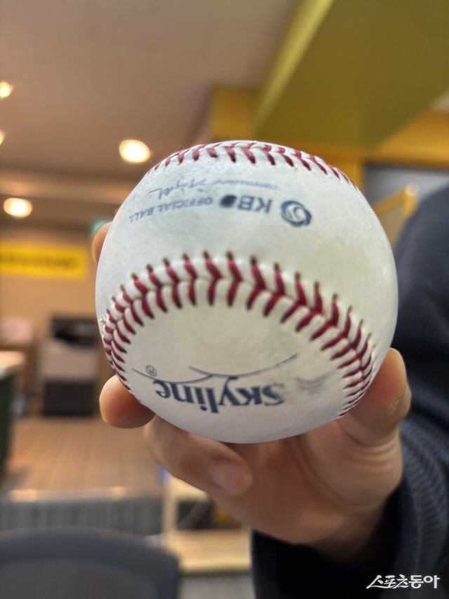 최정 500홈런 기념구. 인천｜강산 기자 posterboy@donga.com