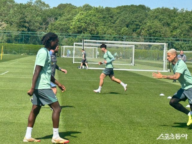 손흥민(가운데)이 12일 영국 런던 엔필드 트레이닝센터에서 훈련에 열중이다. 그는 22일 맨체스터 유나이티드와 UEL 결승을 대비해&nbsp;컨디션을&nbsp;끌어올리고 있다. 스포츠동아DB