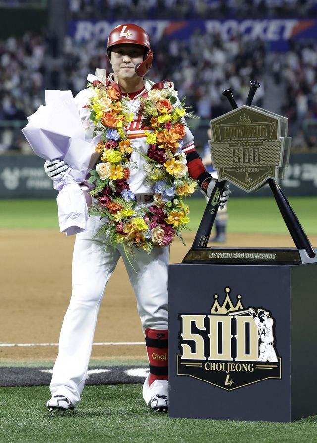 SSG 최정이 13일 인천 NC전에서 통산 500홈런을 터트린 뒤 트로피 앞에서 기념촬영을 하고 있다. 인천｜뉴시스