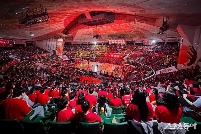 서울 SK와 창원 LG의 챔피언 결정전 5차전이 13일 잠실학생체육관에서 열렸다. 이날 만원 관중이 기록돼 KBL 챔피언 결정전 16경기 연속 매진의 기록이 이어졌다. 사진제공｜KBL