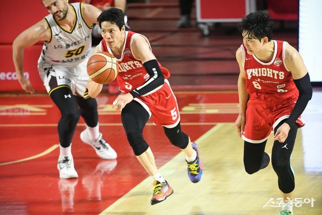 서울 SK 김성현(가운데)와 안영준(오른쪽)이 13일 잠실학생체육관에서 열린 창원 LG와 챔피언 결정전 5차전에서 수비에 성공한 뒤 빠르게 공격으로 전환하고 있다. SK의 스피드가 빛난 한 판이었다. 사진제공&nbsp;｜KBL