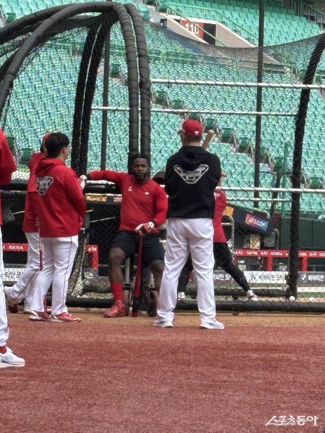 SSG 에레디아(가운데)가 13일 인천 NC전에 앞서 타격훈련 도중 코칭스태프와 대화하고 있다. 인천｜강산 기자 posterboy@donga.com