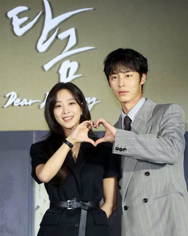 [서울=뉴시스] 김혜진 기자 = 배우 조보아(왼쪽), 이재욱이 13일 오전 서울 구로구 라마다 호텔에서 열린 넷플릭스 시리즈 ‘탄금’ 제작발표회에서 포즈를 취하고 있다. 2025.05.13. jini@newsis.com