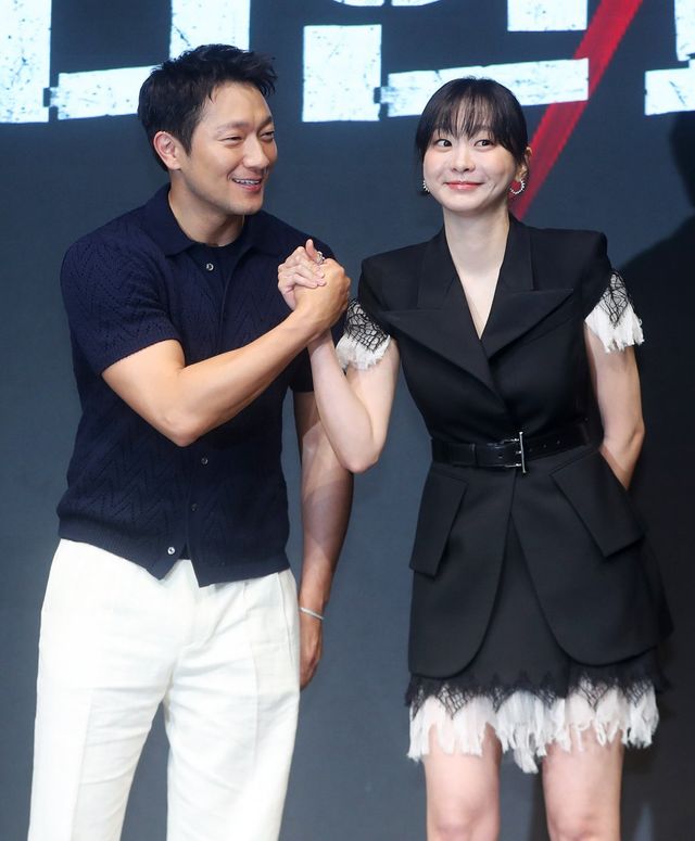 [서울=뉴시스] 김혜진 기자 = 배우 손석구(왼쪽), 김다미가 14일 오전 서울 종로구 JW메리어트 동대문에서 열린 디즈니+ 오리지널 시리즈 ‘나인 퍼즐’ 제작발표회에서 포즈를 취하고 있다. 2025.05.14. jini@newsis.com