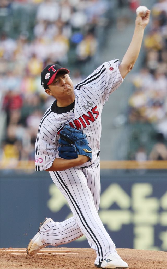 LG 송승기가 14일 잠실구장에서 열린 ‘2025 신한 SOL 뱅크 KBO리그’ 키움전에서 6이닝 무실점 호투로 3승째를 챙겼다. 1회초 송승기가 역투하고 있다. 서울｜뉴시스