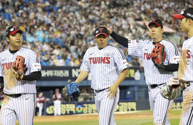 LG 송승기(왼쪽에서 2번째)가 14일 잠실 키움전에서 이닝을 마친 뒤 동료들의 축하를 받고 있다. 서울｜뉴시스