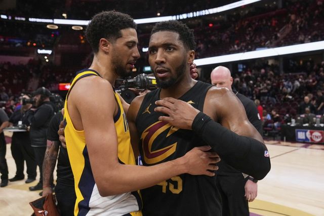 인디애나 타이리스 할리버튼(왼쪽)이&nbsp;14일(한국시간) 로킷 모기지 필드하우스에서 열린 클리블랜드와&nbsp;NBA 2024~2025 시즌 PO 2라운드 5차전이 끝난 뒤 도너번 미첼을 위로하고 있다. 클리블랜드(미 오하이오주)｜AP뉴시스