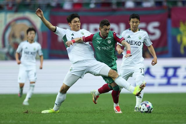 대전하나 출신의 전북 주장 박진섭(왼쪽)이 14일 대전월드컵경기장에서 열린 코리아컵 16강에서 상대 공격수의 돌파를 저지하고 있다. 박진섭은 후반 추가골을 터트려 팀 승리에 일조했다. 사진제공｜대전하나시티즌
