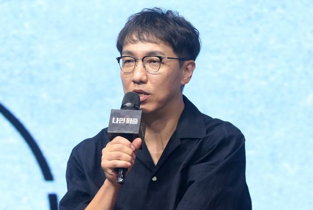 [서울=뉴시스] 김혜진 기자 = 윤종빈 감독이 14일 오전 서울 종로구 JW메리어트 동대문에서 열린 디즈니+ 오리지널 시리즈 ‘나인 퍼즐’ 제작발표회에서 인사말을 하고 있다. 2025.05.14. jini@newsis.com