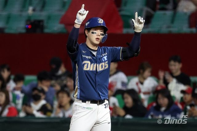 NC 박건우가 14일 인천SSG랜더스필드에서 열린 SSG와 원정경기 7회초 좌전안타를 날린 뒤 덕아웃의 동료들을 향해 세리머니를 펼치고 있다. NC는 박건우의 활약에 힘입어 SSG를 제압하고 승률 5할 회복의 희망을 한층 키웠다. 사진제공｜NC 다이노스