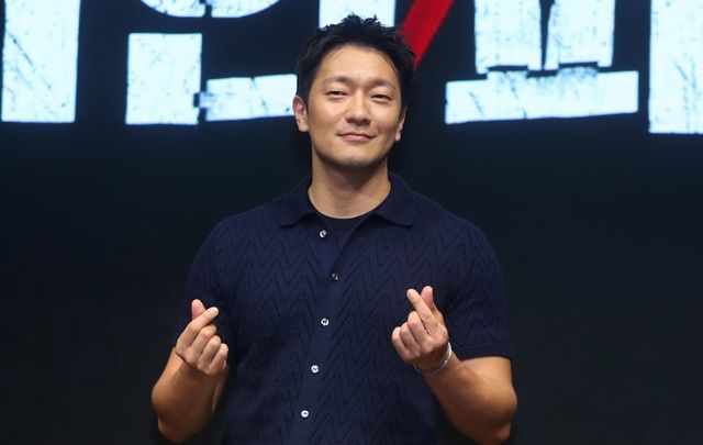 [서울=뉴시스] 김혜진 기자 = 배우 손석구가 14일 오전 서울 종로구 JW메리어트 동대문에서 열린 디즈니+ 오리지널 시리즈 ‘나인 퍼즐’ 제작발표회에서 포즈를 취하고 있다. 2025.05.14. jini@newsis.com