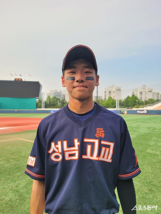 성남고 백진서가&nbsp;14일 목동구장에서 열린 제79회 황금사자기 전국고교야구대회 겸 주말리그 왕중왕전(동아일보사·스포츠동아·대한야구소프트볼협회 공동주최) 경북고와 8강전에서 연장 10회 승부치기&nbsp;끝에 4-1로 이긴 뒤 스포츠동아와 인터뷰하고 있다. 목동｜장은상 기자 award@donga.com