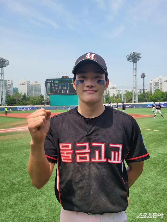 물금고 이재환이 14일 목동구장에서 열린 제79회 황금사자기 전국고교야구대회 겸 주말리그 왕중왕전(동아일보사·스포츠동아·대한야구소프트볼협회 공동주최) 경기고와 8강전에서 7-6 승리를 거둔 뒤 스포츠동아와 인터뷰하고 있다. 이재환은 이날 타자와 투수로 모두 맹활약을 펼쳤다. 목동｜장은상 기자 award@donga.com