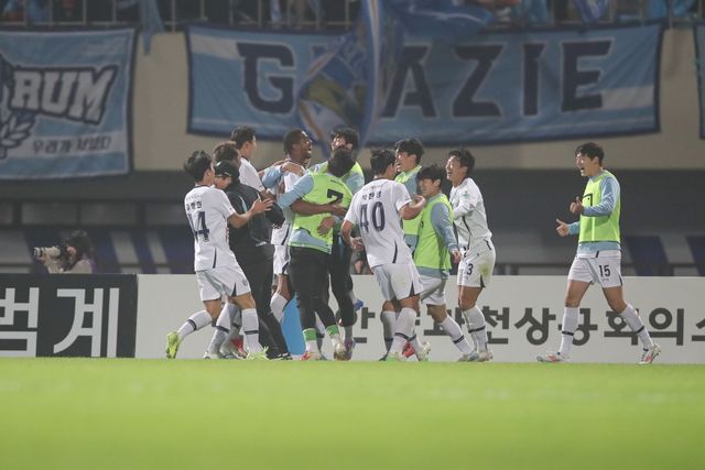 대구FC 선수들이 10일 FC안양과 원정경기 후반 42분 공격수 에드가의 골이 터진 뒤 기뻐하고 있다. 이날 이 골뿐 아니라 후반 추가시간 에드가의 자책골까지 모두 후반 막판 터졌다. 사진제공｜한국프로축구연맹