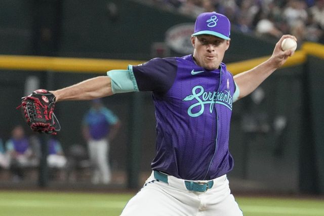 애리조나 좌완 불펜 조 맨티플리가 14일(한국시간) 샌프란시스코와 원정경기에서 엘리엇 라모스를 거르고 이정후와 승부했다가 쐐기 3점포를 허용했다. 사진은 12일 체이스필드에서 열린 다저스전에 등판한 맨티플리. 피닉스(미 애리조나주)｜AP뉴시스