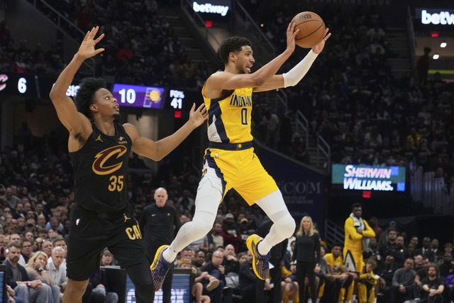 인디애나 타이리스 할리버튼(오른쪽)이 14일(한국시간) 로킷 모기지 필드하우스에서 열린 클리블랜드와 NBA 2024~2025 시즌 PO 2라운드 5차전 도중 리바운드를 잡고 있다. 할리버튼의 맹활약 덕분에 인디애나가 승리하며 시리즈 전적 4승1패로 동부 콘퍼런스 결승에 진출했다. 클리블랜드(미 오하이오주)｜AP뉴시스