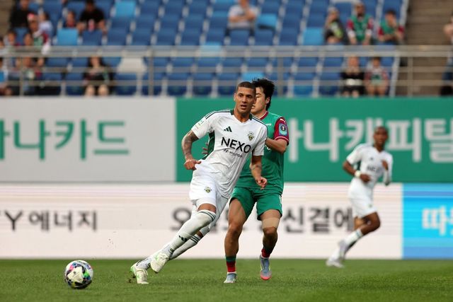 전북 티아고(왼쪽)가 14일 대전월드컵경기장에서 열린 대전하나와의 코리아컵 16강전에서 상대 수비수를 피해 볼 터치를 하고 있다. 대전하나에서 K리그 데뷔한 그는 선제 헤더골로 전북의 대회 8강행을 견인했다. 사진제공｜대전하나시티즌