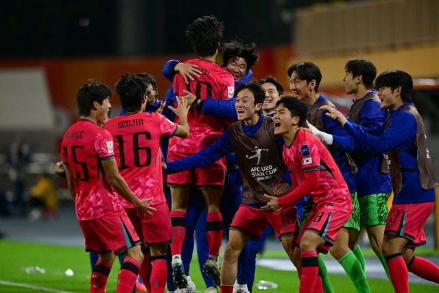 K리그2 구단들은 휴식기가 없는 까닭에 6월과 9월 연령별 대표팀 차출로 인한 전력 공백을 우려한다. 공교롭게도 올해 상위권 구단들의 주전 자원들이 연령별 대표팀 차출이 잦아 차출 기간을 잘 넘겨야 승격에 다가설 수 있다는 전망이 일고 있다. 2월 2025 중국 U-20 아시안컵에서 4강 진출을 확정한 뒤 기뻐하는 U-20 대표팀 선수들. 사진제공｜대한축구협회