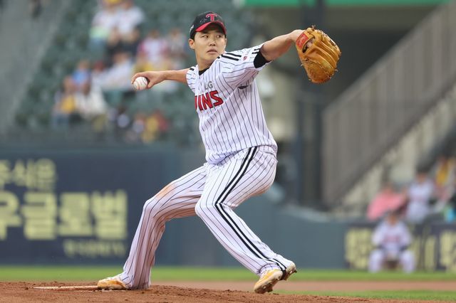 LG 에이스 임찬규가 15일 잠실구장에서 열린 키움과 홈경기에 선발등판해 역투하고 있다. LG는 임찬규의 7이닝 1실점 호투에 힘입어 선두를 굳건히 했다. 사진제공｜LG 트윈스