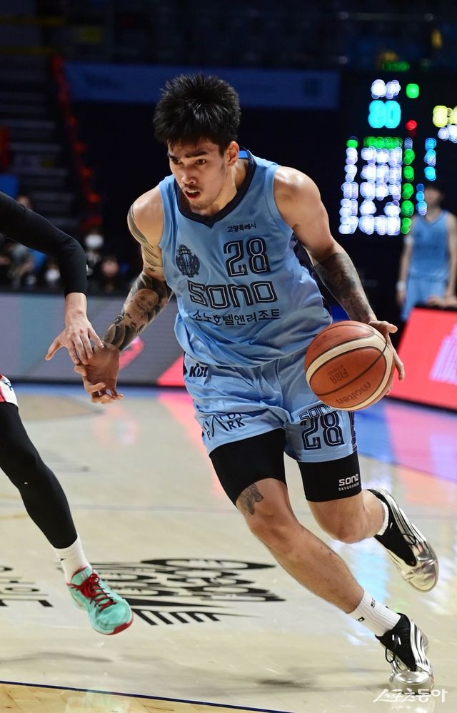 2024~2025시즌 도중 소노에 입단한 케빈 켐바오. 그는 칼 타마요와 스타일은 다르지만 슛이 좋은 장신 포워드이면서도 볼 핸들링이 좋다는 극찬을 받았다. 스포츠동아DB