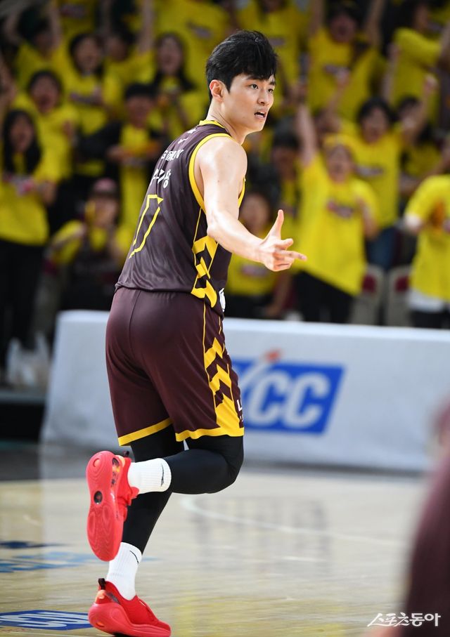 LG 유기상이 15일 창원체육관에서 열린 SK와 챔피언 결정전 6차전에서 3점슛을 넣은 뒤 세리머니를 하고 있다. 유기상의 3점포가 터진 LG가 3쿼터 반전을 만들어냈지만 결국 역전승까지 아어가진 못했다. 사진제공｜KBL