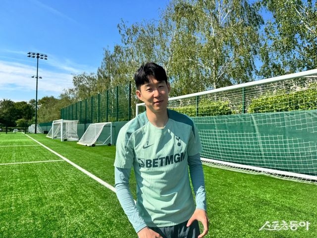 축구국가대표팀 주장 손흥민에게 그의 아이를 임신했다며 협박해 금품을 요구한 일당이 경찰에 체포됐다. 서울 강남경찰서는 14일 저녁 20대 여성 A씨와 40대 남성 B씨를 각각 공갈 혐의와 공갈미수 혐의로 체포했다. 스포츠동아DB