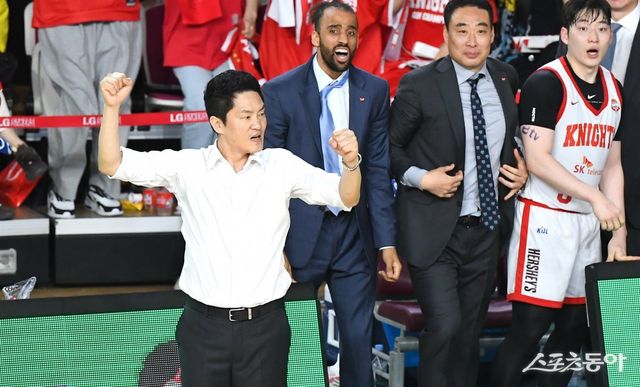 SK 전희철 감독이 15일 창원체육관에서 열린 LG와 챔피언 결정전 6차전 경기 종료 직전에 자밀 워니의 득점이 나오자 기뻐하고 있다. 사진제공｜KBL