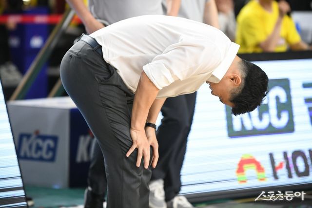 LG 조상현 감독이 15일 창원체육관에서 열린 SK와 챔피언 결정전 6차전에서 패한 뒤 아쉬워하고 있다. 조 감독은 홈에서 열리는 6차전에서 승부를 끝내고 싶었지만 이뤄내지 못했다. 사진제공｜KBL