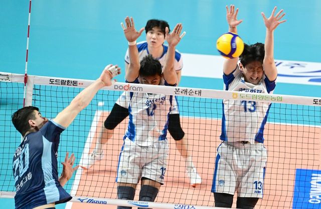 삼성화재는 비시즌 장신들을 대거 영입해 비시즌 높이 보강에 성공했다. 약점인 높이를 메웠지만 리시브와 세터는 여전히 불안요소다. 김상우 감독은 “전술과 훈련량으로 약점을 극복해내겠다”고 다짐했다. 사진제공｜KOVO