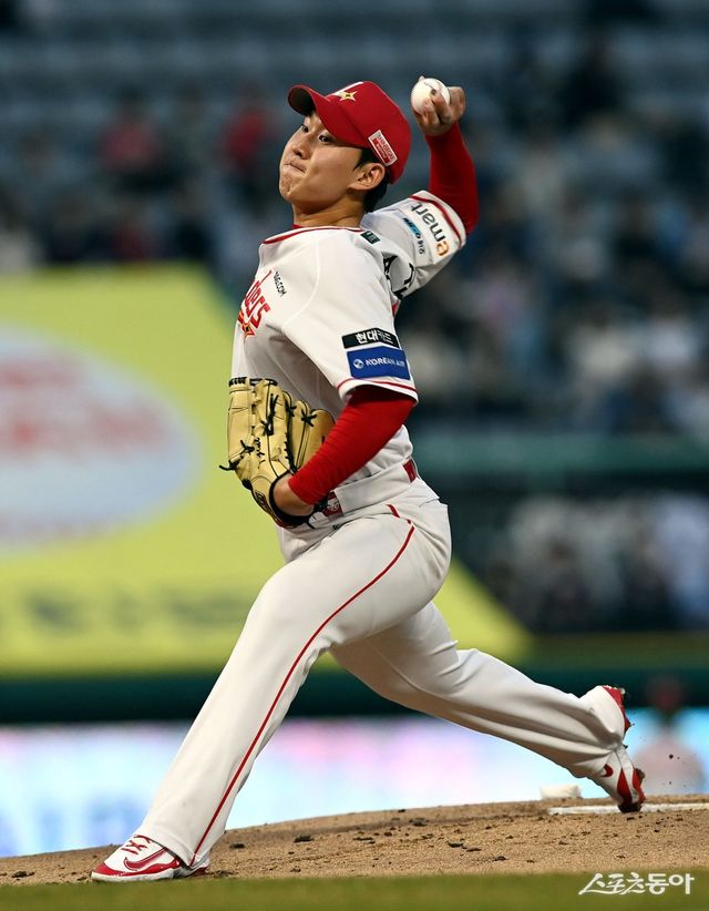 SSG 송영진이 15일 인천 NC전에 앞서 1군 엔트리에서 제외됐다. 이숭용 SSG 감독은 그에게 공격적인 투구와 선발투수의 책임감을 강조했다. 스포츠동아 DB