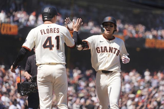 이정후(오른쪽)가 15일(한국시간) 미국 캘리포니아주 샌프란시스코의 오라클 파크에서 열린 2025 미국프로야구(MLB) 애리조나 다이아몬드백스전 7회말에 2점홈런을 터트린 뒤 팀 동료 윌머 플로레스와 세리머니를 하고 있다. 시즌 6호 홈런을 만든 이정후는 두 자릿수 홈런까지도 바라볼 수 있게 됐다. 샌프란시스코(미 캘리포니아주) ｜AP뉴시스