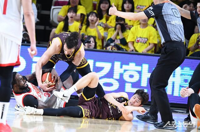 SK 자밀 워니(오른쪽 아래)가 15일 창원체육관에서 열린 LG와 챔피언 결정전 6차전 도중 아셈 마레이와 루스볼을 다투고 있다. 사진제공｜KBL