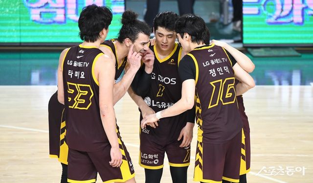LG 베스트5가 15일 창원체육관에서 열린 SK와 챔피언 결정전 6차전 도중 코트에 모여 얘기를 나고 있다. LG는 베스트5의 출전시간을 최대한 늘려 총력전에 나섰지만 51-54로 패해 7차전을 치르게 됐다. 사진제공｜KBL