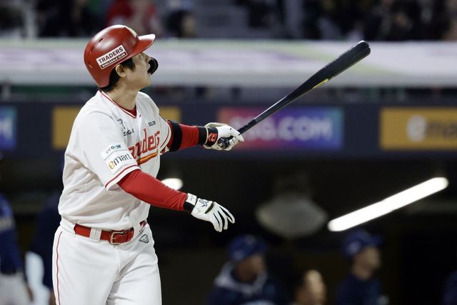 SSG 최정이 15일 인천 NC전에서 0-0으로 맞선 6회말 결승 3점홈런을 쳐내며 팀의 4-0 승리에 앞장섰다. KBO리그 최초 개인통산 500홈런을 쳐낸 13일 인천 NC전부터 3연속경기 홈런으로 파워를 과시했다. 뉴시스