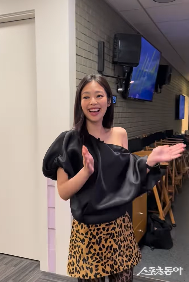 지난 3월 제니퍼 허드슨 쇼를 찾은 제니는 스태프들이 아카펠라로 개사해 부르는 ‘만트라’ 노래에 맞춰 춤을 추며 스피릿 터널을 즐겼다. 사진출처 | 제니퍼 허드슨 쇼 인스타그램